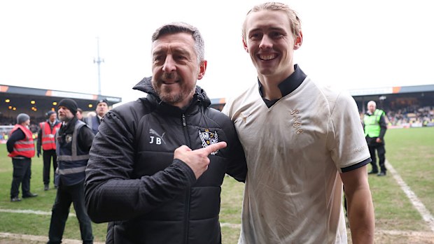 Jon Brady y Ben Waine de Port Vale después de vencer a Sunderland.