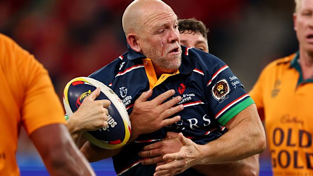 British and Irish Lions Legends takımından Mike Tindall bir tackle alıyor.