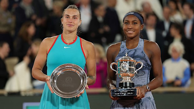 Coco Gauff, Coupe Suzanne Lenglen kupasını Aryna Sabalenka ile birlikte tutuyor.