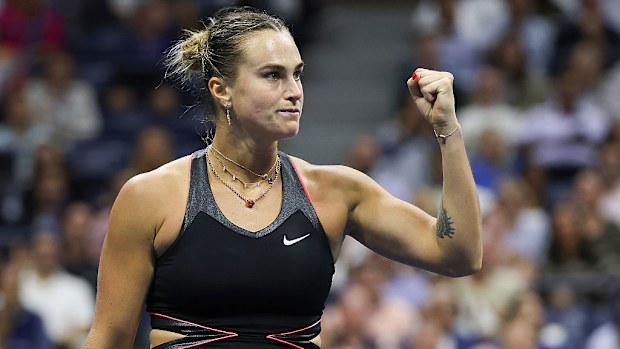 Aryna Sabalenka, Jessica Pegula'ya karşı bir puanı kutluyor.