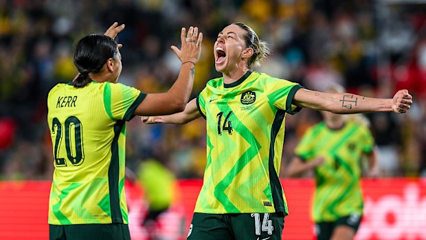 Alanna Kennedy, takımının ilk golünü attıktan sonra kutlama yapıyor.