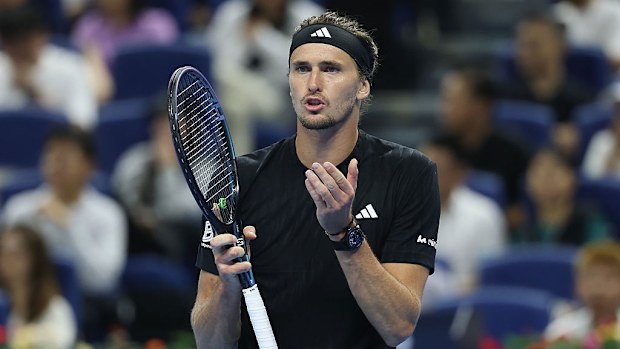 Alman tenisçi Alexander Zverev kortta tepki veriyor.