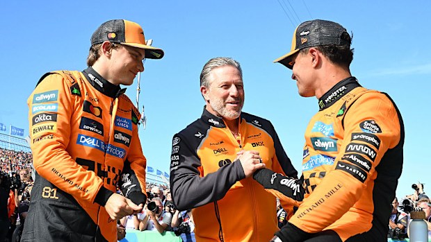 Zak Brown, CEO della McLaren parla con i suoi piloti. 