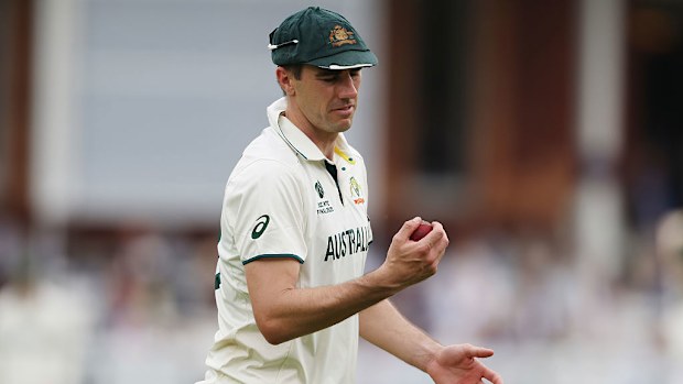 Pat Cummins de Australia.