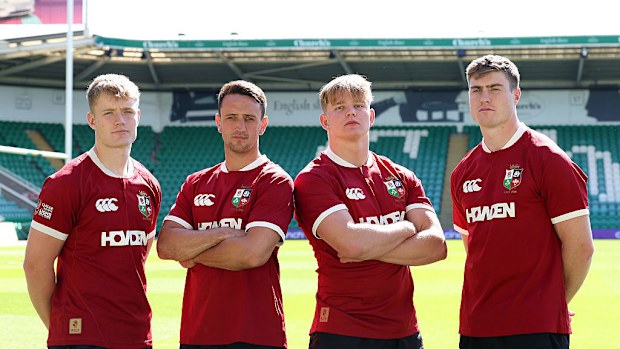 Finn Smith, Alex Mitchell, Henry Pollock e Tommy Freeman em suas camisas britânicas e irlandesas.