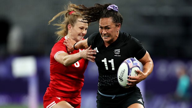 Portia Woodman-Wickliffe (11) of Team New Zealand breaks away to scores her team's fifth try.