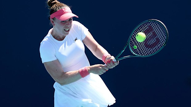 Talia Gibson, Iva Jovic'e karşı bir vuruş yapıyor.