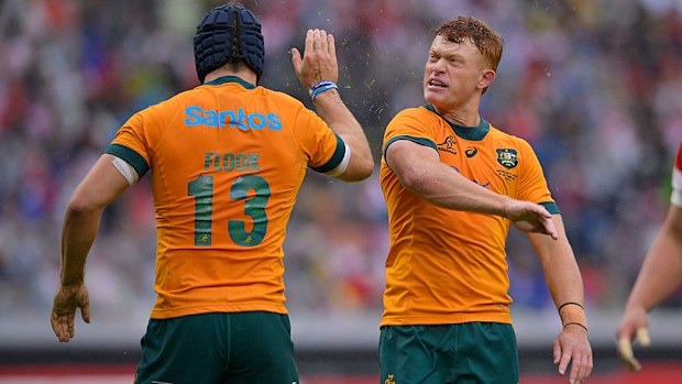 Josh Flook de Australia celebra su puntuación con su compañero Tane Edmed.