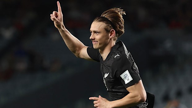 Ben Waine, de Nueva Zelanda, celebra el cuarto gol de su equipo.