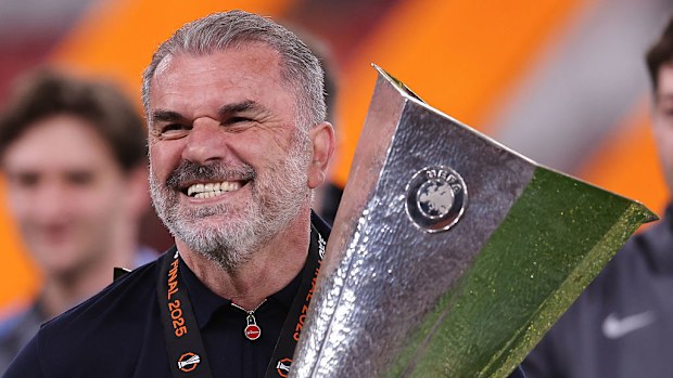 Ange Postecoglou, UEFA Europa Ligi kupasıyla.