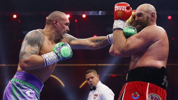 Oleksandras Usikas smūgiuoja Tysonui Fury per IBF, IBO, WBA, WBC ir WBO neginčijamų pasaulio sunkiasvorių titulų kovą tarp Oleksandro Usiko ir Tysono Fury.
