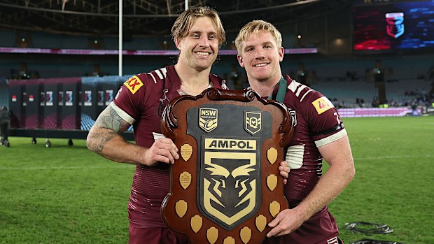 Cameron Munster ve Tom Dearden, Maroons'un State of Origin Kalkanı ile kutluyor.