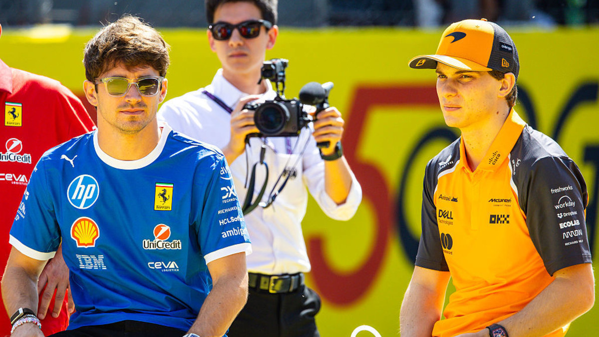 F1 News 2025 | Oscar Piastri Charles Leclerchez kötődik a pilótacseréhez, miközben Jack Brown, a McLaren vezérigazgatója megismétli a „papaya szabály” politikáját