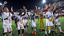 Paris Saint-Germain show their appreciation to the fans.