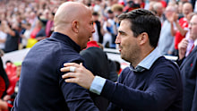 Arne Slot of Liverpool with  Andoni Iraola of Bournemouth.