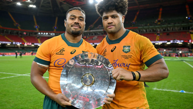 Samu Kerevi ir Robas Valetini iš Australijos pozuoja nuotraukoje su James Bevan Trophy.