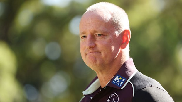 Broncos baş antrenörü Michael Maguire medya ile konuşuyor.