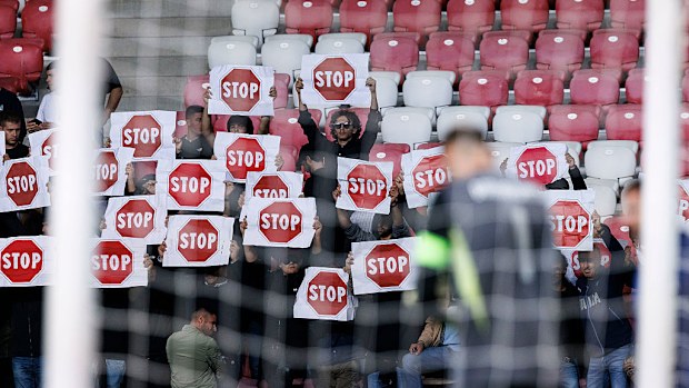 Destekçiler, FIFA Dünya Kupası 2026 elemeleri sırasında İsrail'e karşı protesto için 'Dur' işaretleri tutuyor.
