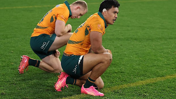 Max Jorgensen and Len Ikitau of the Wallabies look dejected.