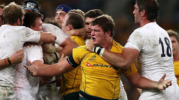 James Slipper de los Wallabies se enfrenta a Inglaterra en 2010 en Sydney.