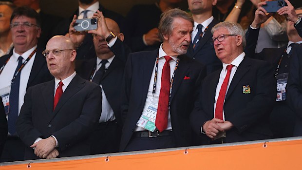 Avram Glazer, Jim Ratcliffe ve Sir Alex Ferguson, tribünden maçı izliyor.