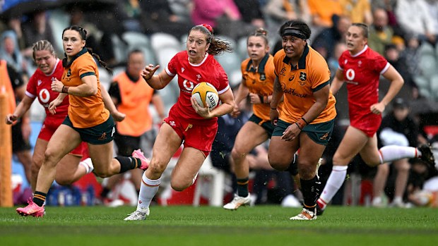Lisa Neumann of Wales runs the ball.