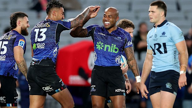 Blues'tan Rieko Ioane, ikinci denemesi sonrası Mark Tele'a ile kutlama yapıyor.