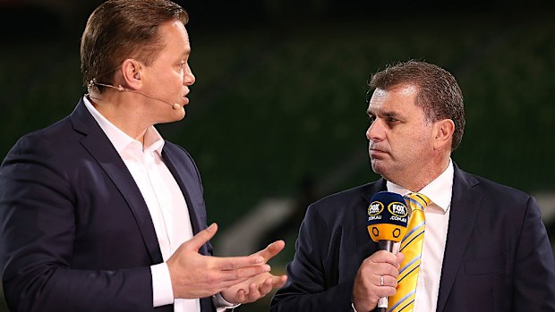 Socceroos teknik direktörü Ange Postecoglou, medya kişiliği Mark Bosnich ile konuşuyor.