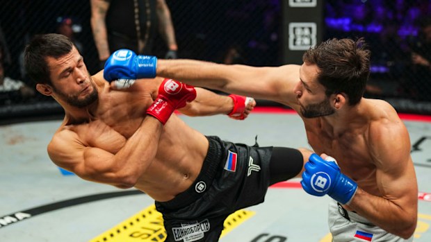 Usman Nurmagomedov, Alexander Shabliy'e karşı tekme atıyor.