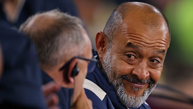 Nuno Espirito Santo, del West Ham United, observa.