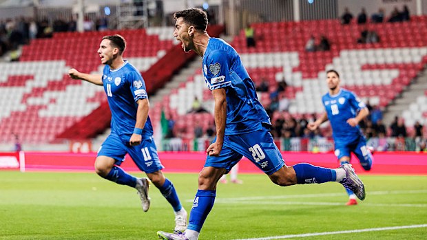 Dan Biton, takım arkadaşlarıyla birlikte bir gol kutluyor.