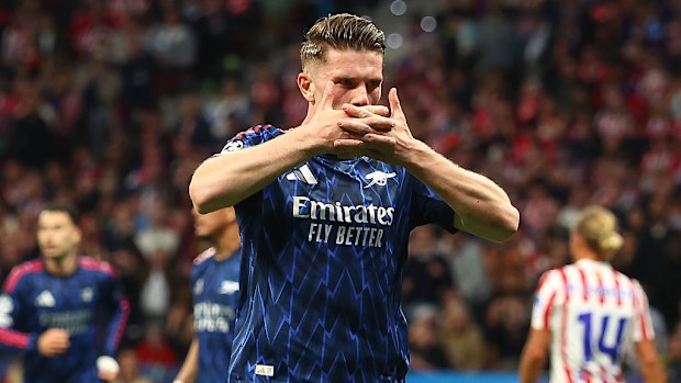 Viktor Gyokeres del Arsenal celebra un penalti.