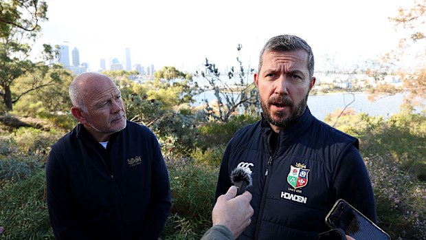 British & Irish Lions'dan Ieuan Evans ve Ben Calverley basın toplantısı düzenliyor.