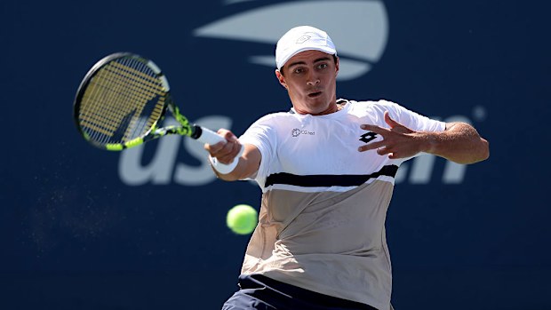 Adam Walton, Austrália, tocou um tiro de forehand contra Ugo Hambart, França.