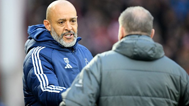 Nuno Espirito Santo, Ange Postecoglou ile etkileşimde bulunuyor.