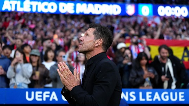 Diego Simeone aplaude a la afición.