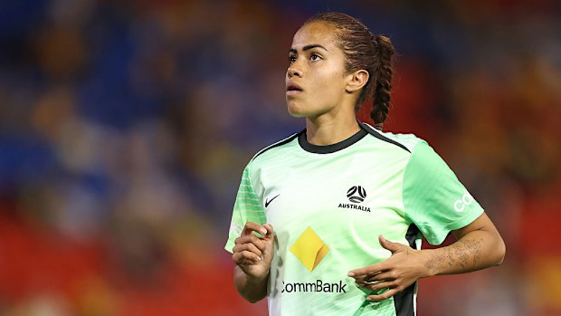 Mary Fowler, Matildas ile ısınırken.