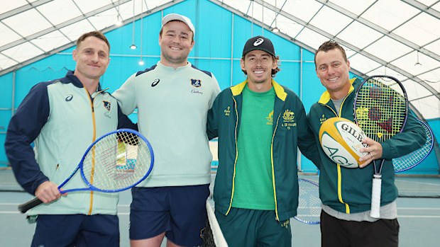 Harry Wilson ve Corey Toole, Alex de Minaur ve Lleyton Hewitt ile poz veriyor.