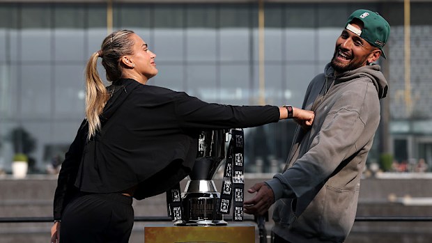 Aryna Sabalenka (L) Nick Kyrgios'u basın toplantısında itiyor.