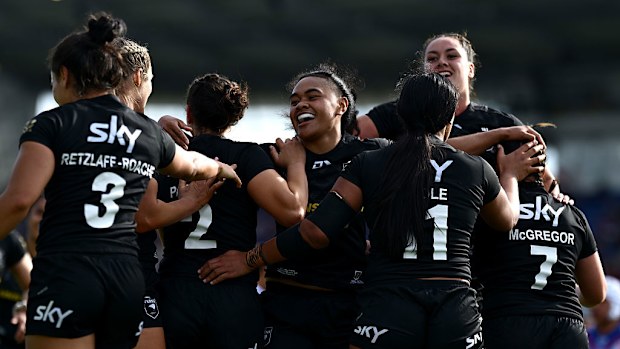 Kiwi Ferns, Samoa'yı yenerek kutlama yapıyor.