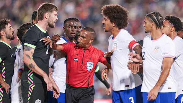 Hakem Kwinsi Williams, Avustralya'dan Cameron Burgess ile ABD'den Chris Richards'ı ayırıyor.