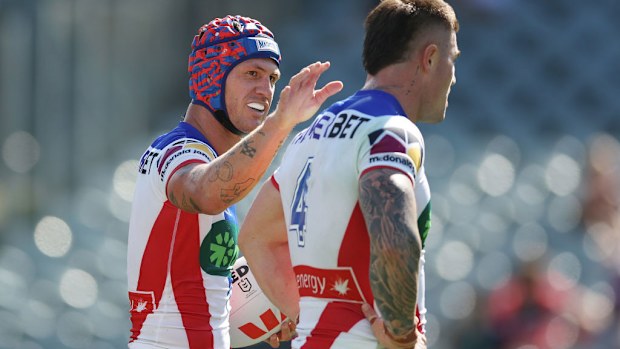 Kalyn Ponga des Chevaliers celebra un ensayo con su compañero de equipo Bradman Best.