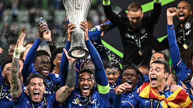 El Chelsea celebra con el trofeo la final de la final de la UEFA Conference League.