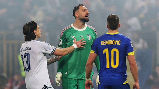 De Italiaan Gianluigi Donnarumma reageert nadat Harris Tabakovic scoort.