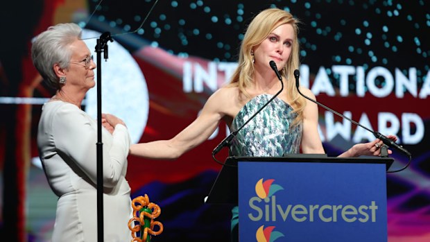 PALM SPRINGS, CALIFORNIA - JANUARY 03: Nicole Kidman (R) accepts the International Star Award from Jamie Lee Curtis (L) onstage during the 36th Annual Palm Springs International Film Awards at Palm Springs Convention Center on January 03, 2025 in Palm Springs, California.  (Photo by Matt Winkelmeyer/Getty Images for Palm Springs International Film Society)