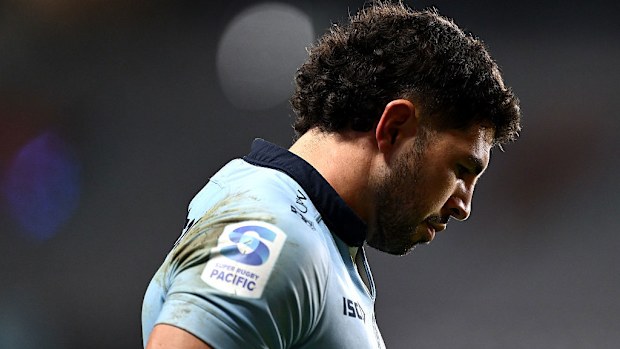 Waratahs'tan Triston Reilly bakıyor.