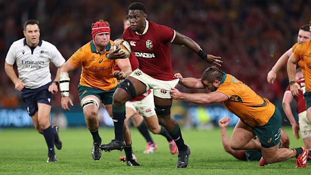 Lions'dan Maro Itoje, Avustralya'dan James Slipper'ı geçiyor.