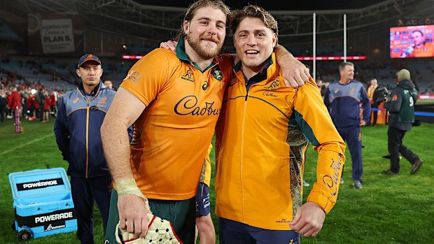 Fraser McReight ve James O'Connor, Wallabies için poz veriyor.