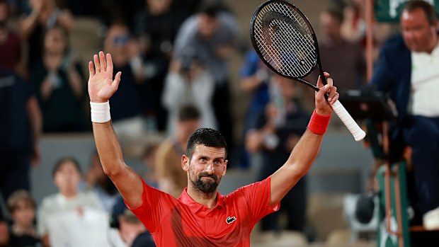 Novak Djokovic, Filip Misolic'i yendikten sonra kutlama yapıyor.
