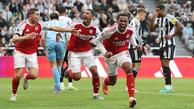 Gabriel Arsenal'in ikinci golünü kutluyor.